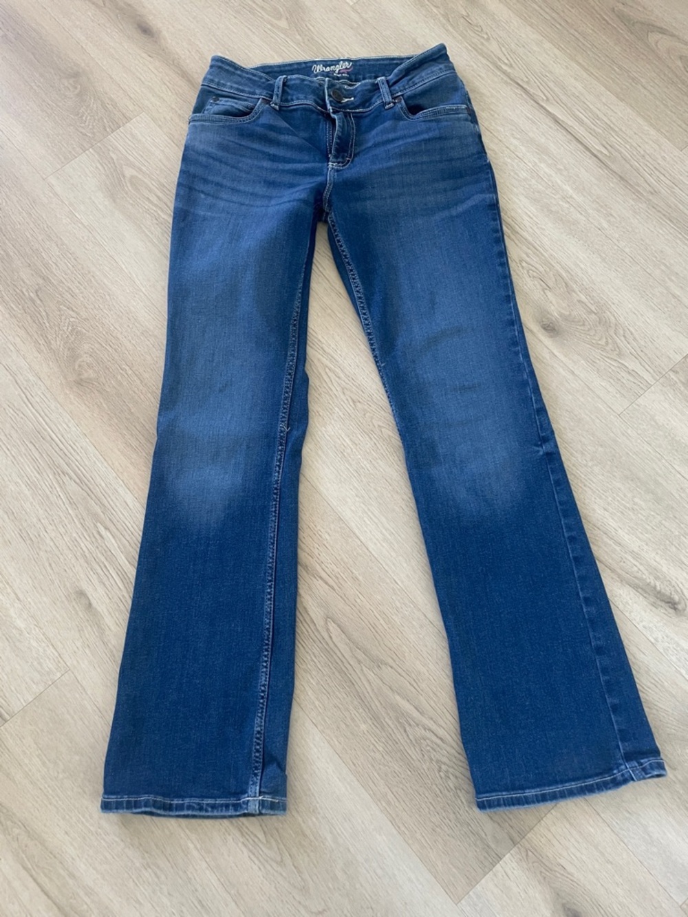 Wrangler size 5/32 bootcut mid rise jeans.